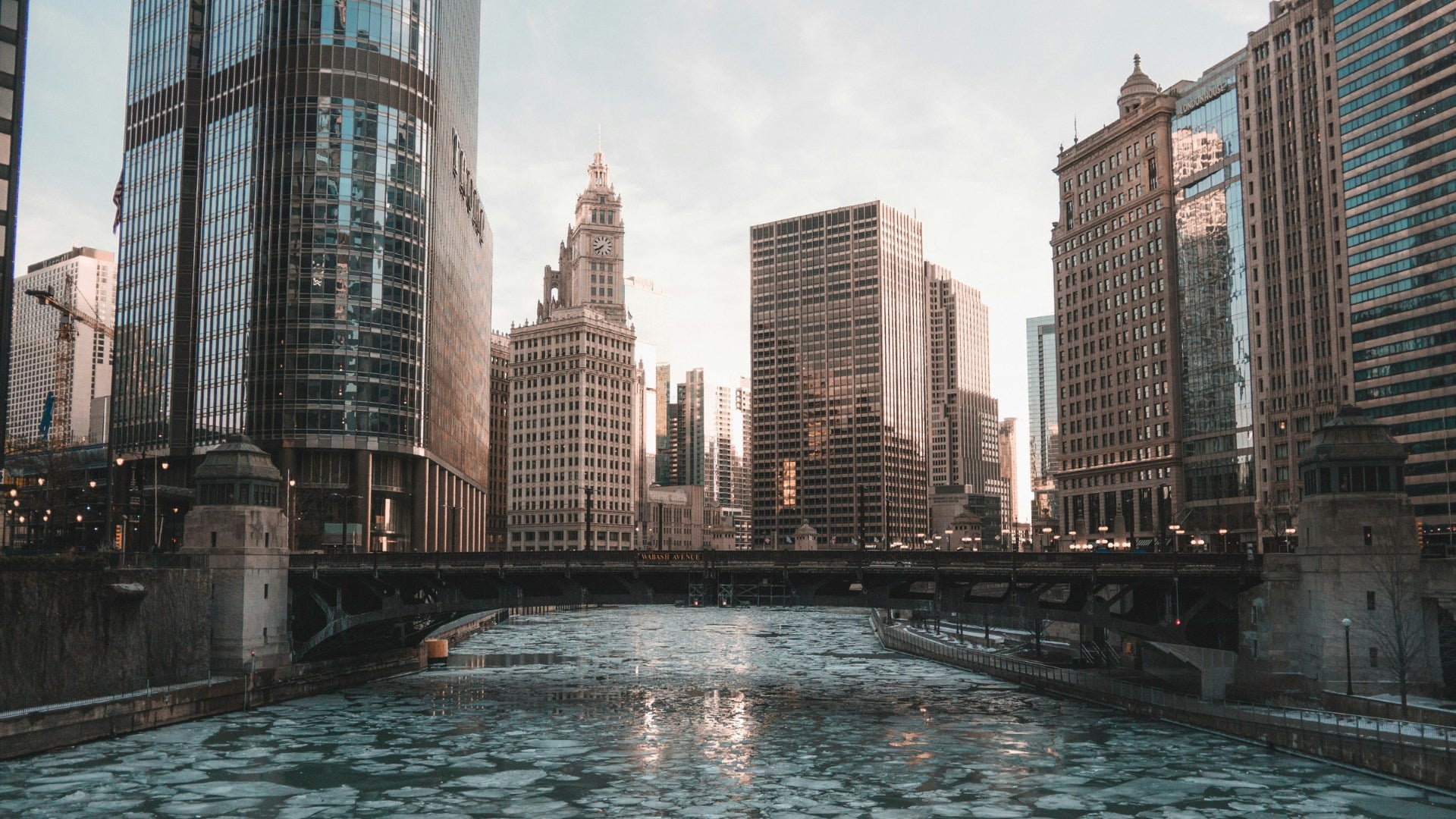 Centre-ville de Chicago en hiver avec sa rivière gelée.