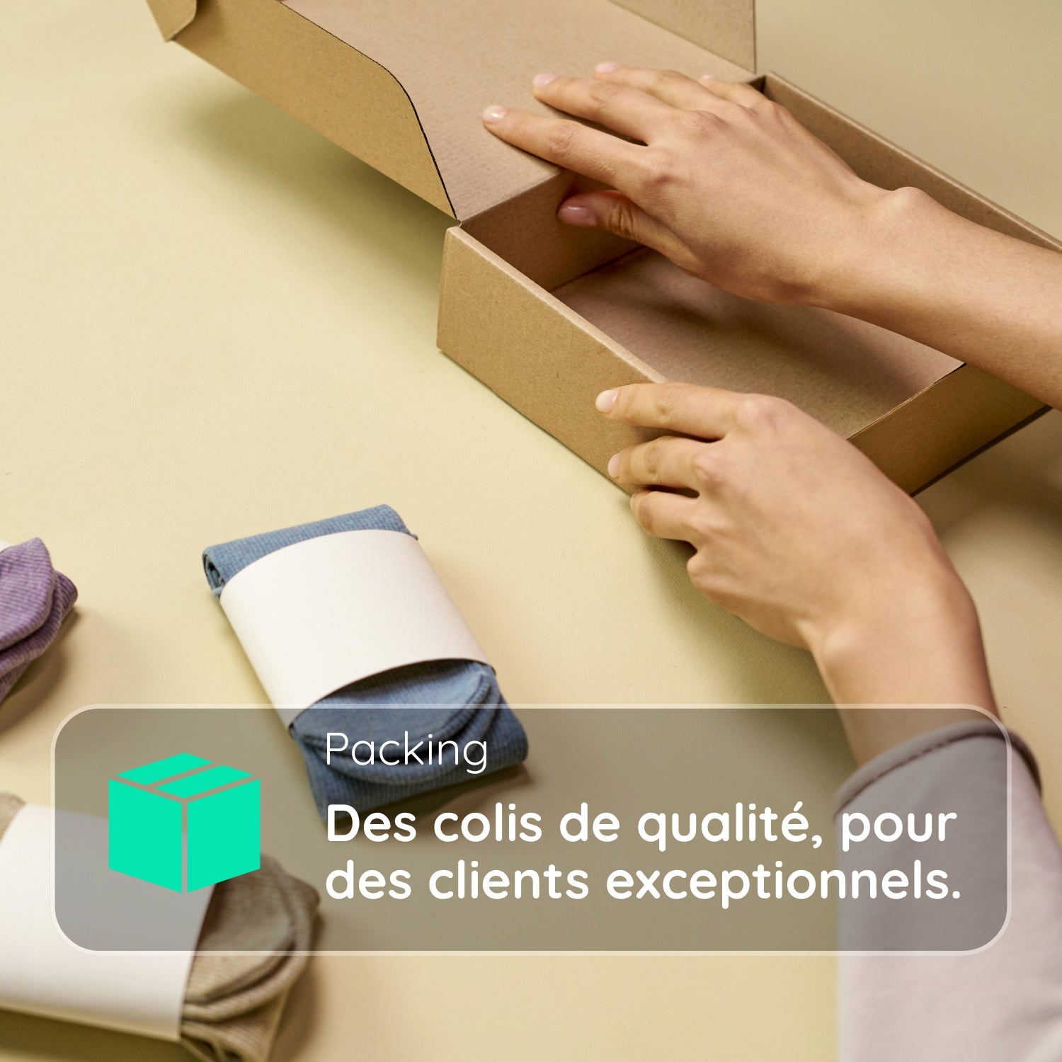 Image d'une personne préparant un colis.