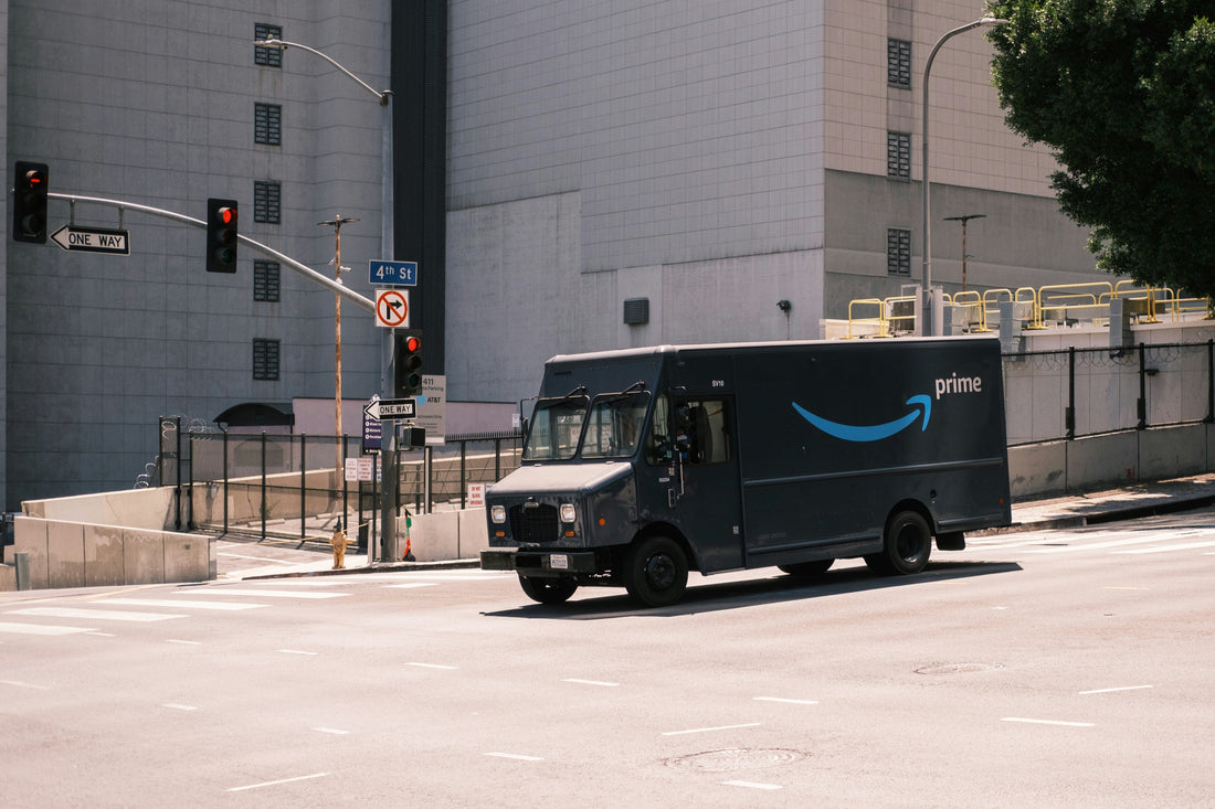 Camion de livraison Amazon illustrant un article de blog.