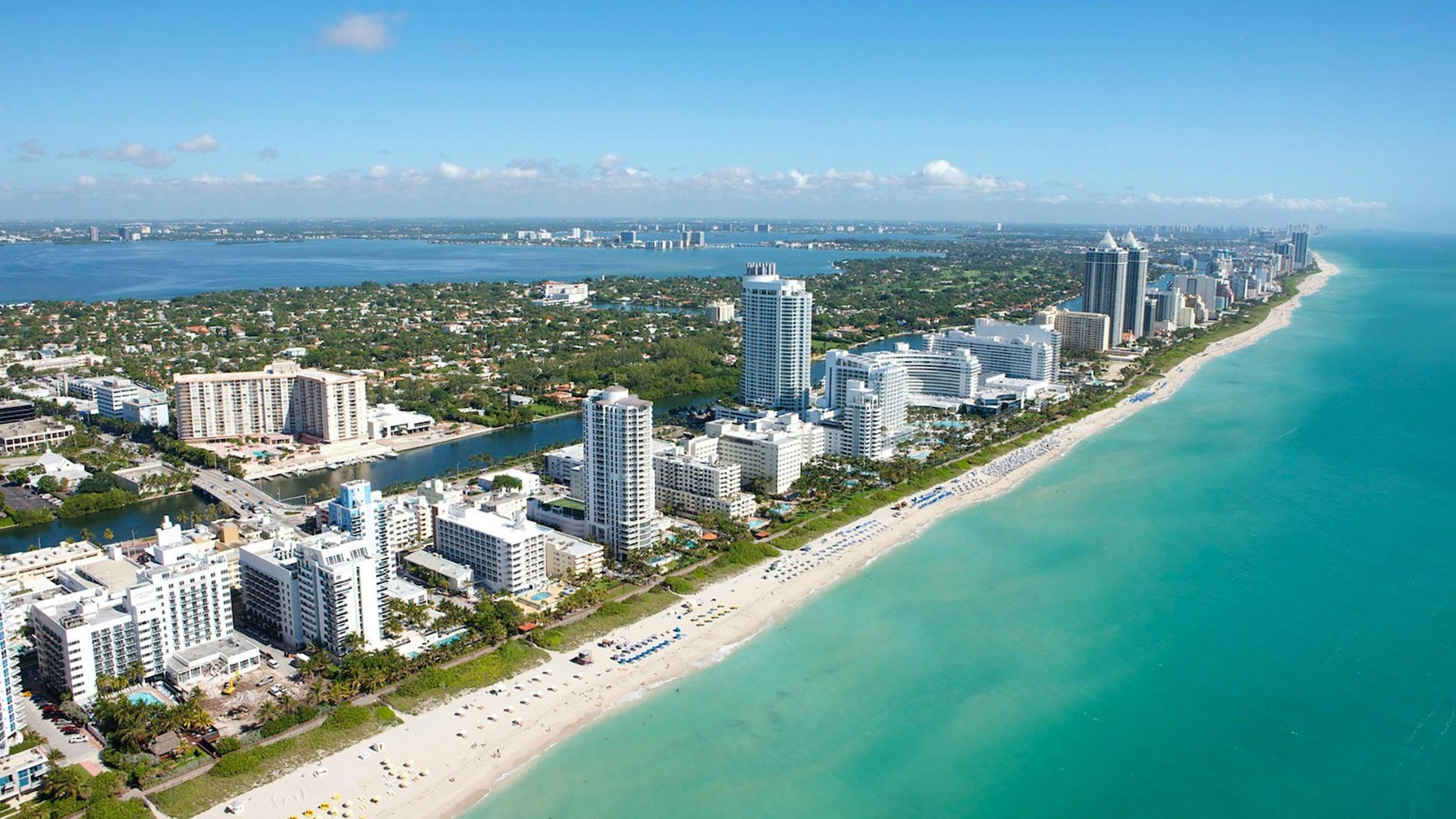 Vue d'hélicoptère sur North Miami et sa plage.