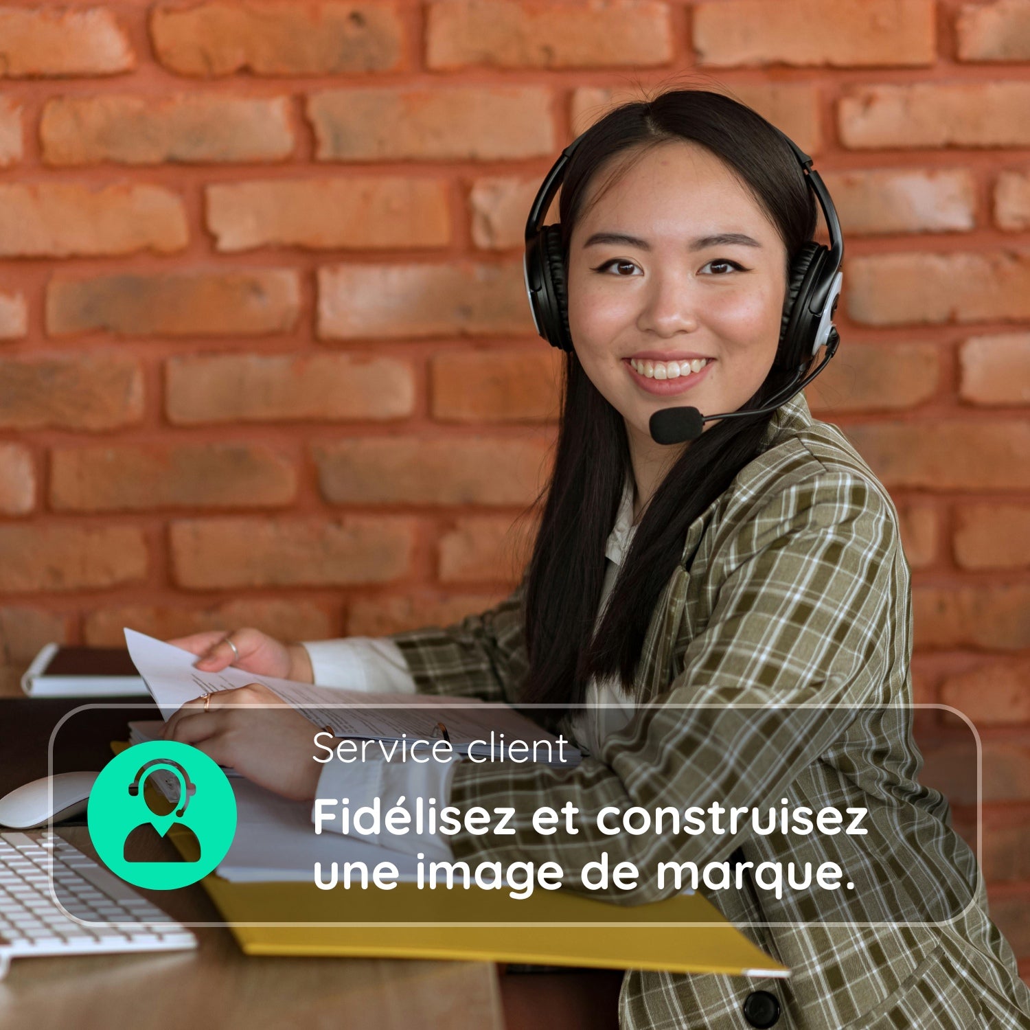 Image d'une femme au téléphone qui fait du support client.