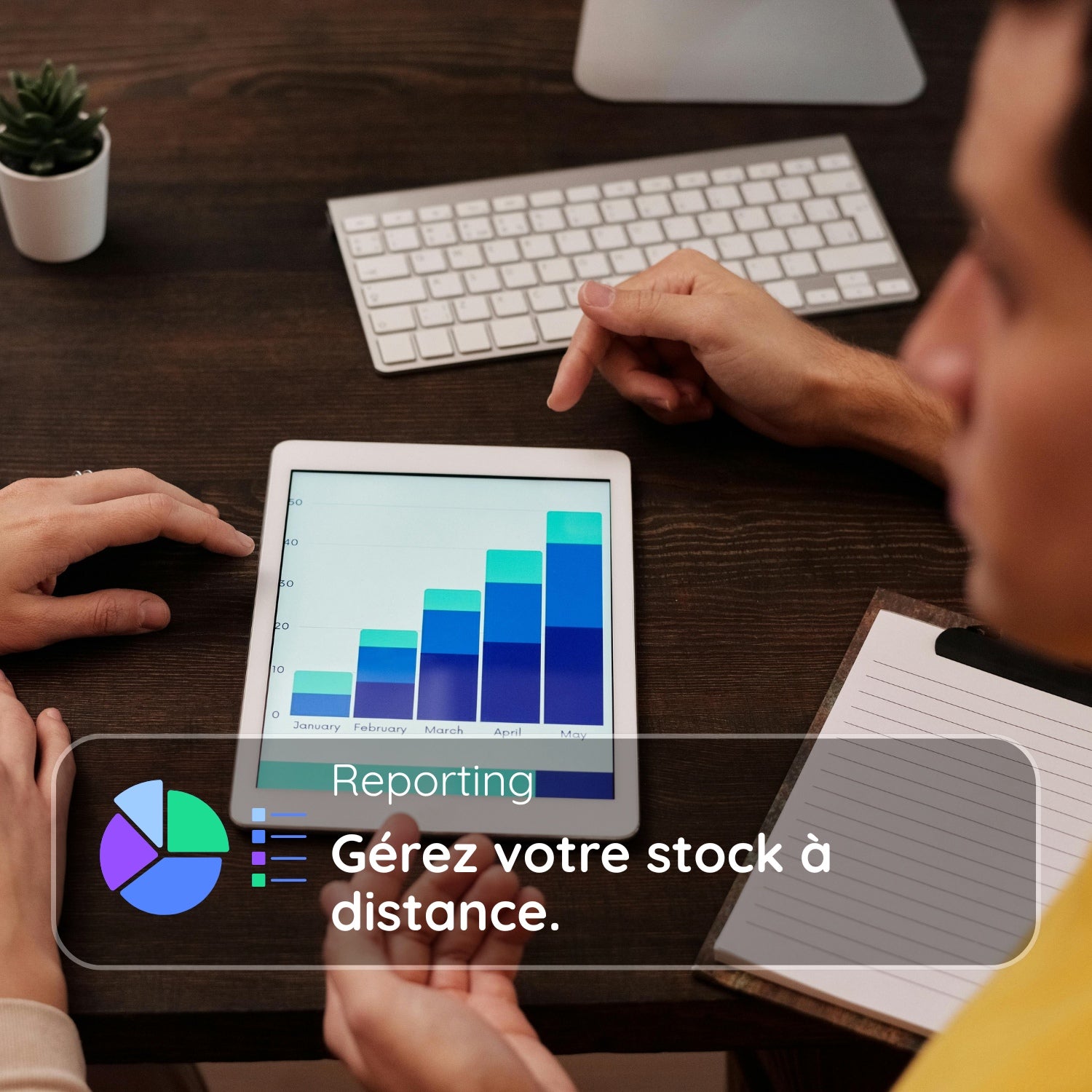 Image d'une personne étudiant des graphiques de données sur un iPad.
