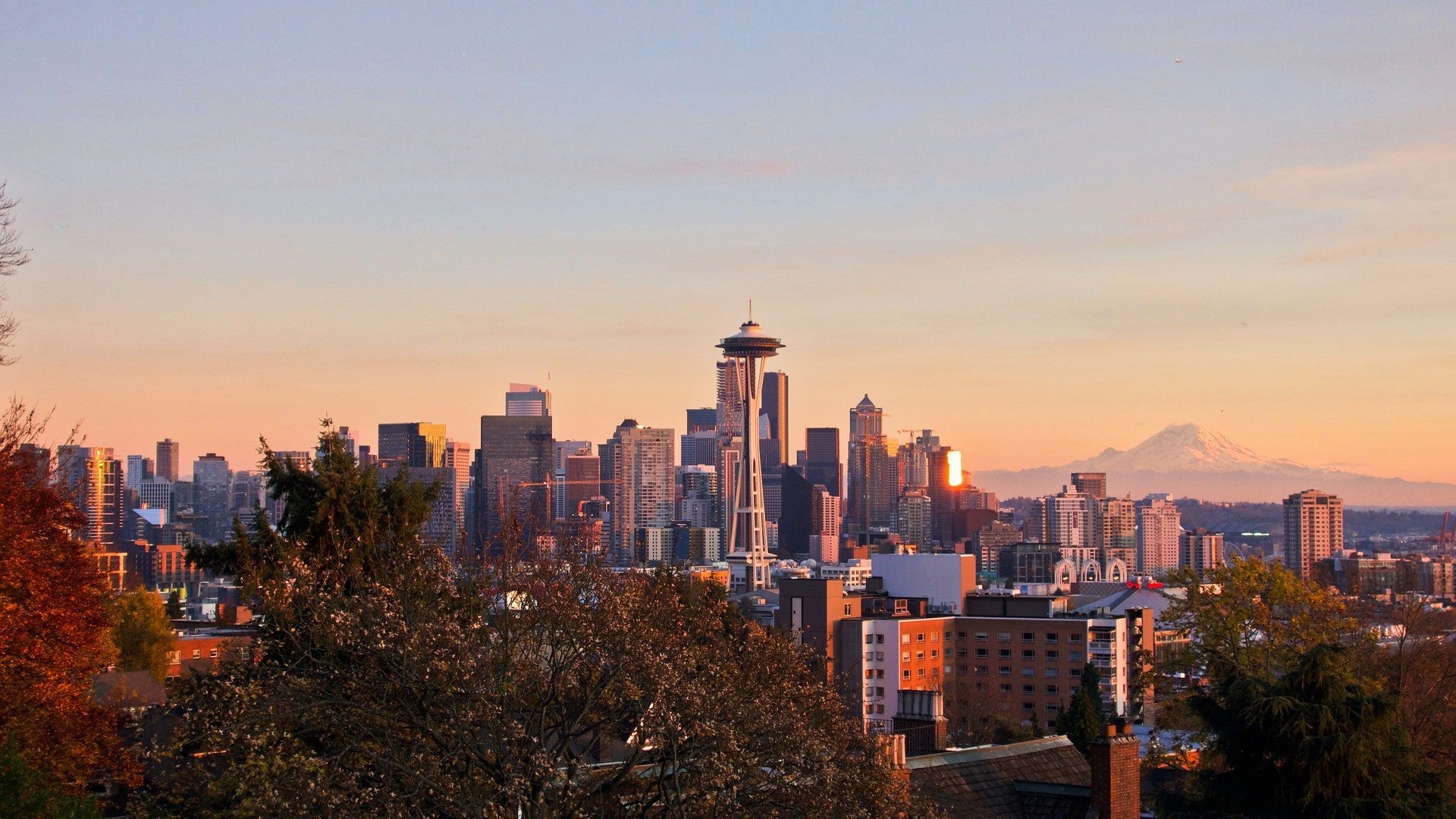 Coucher de soleil sur les gratte-ciels de Seattle.